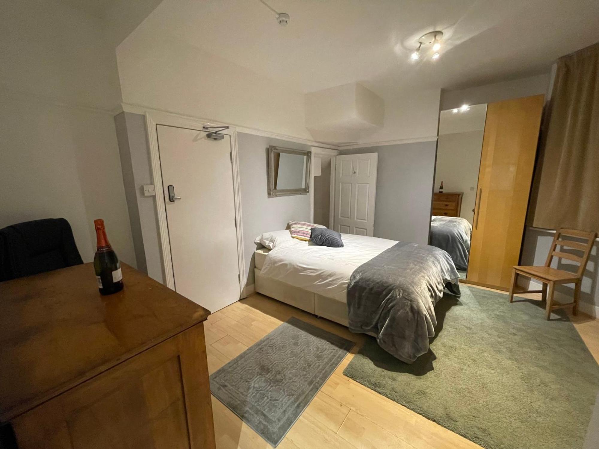 Room With Private Bathroom And Shared Kitchen Londres Exterior foto